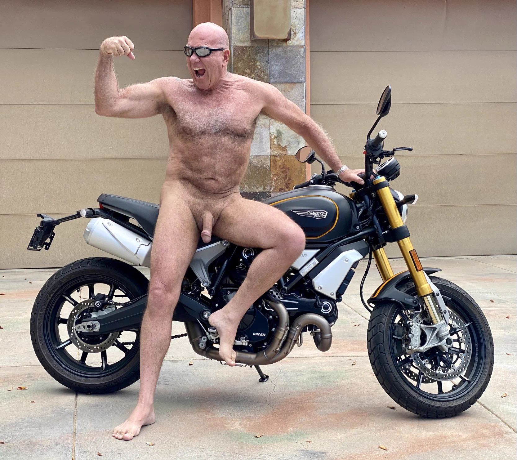 #FlashbackFriday to 2020.

How do you think I look now?
Same, better or worse? 🤔😁 https://t.co/Q0NuoAPppw