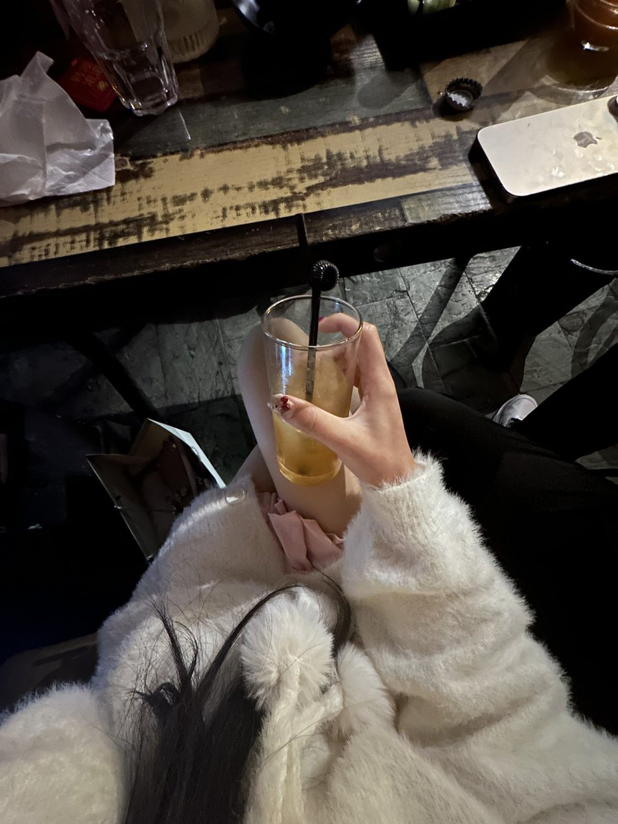 心情不好我就陪你去酒馆～
但是话又说回来你必须给我点杯橙汁 https://t.co/JbUfOQzeLD