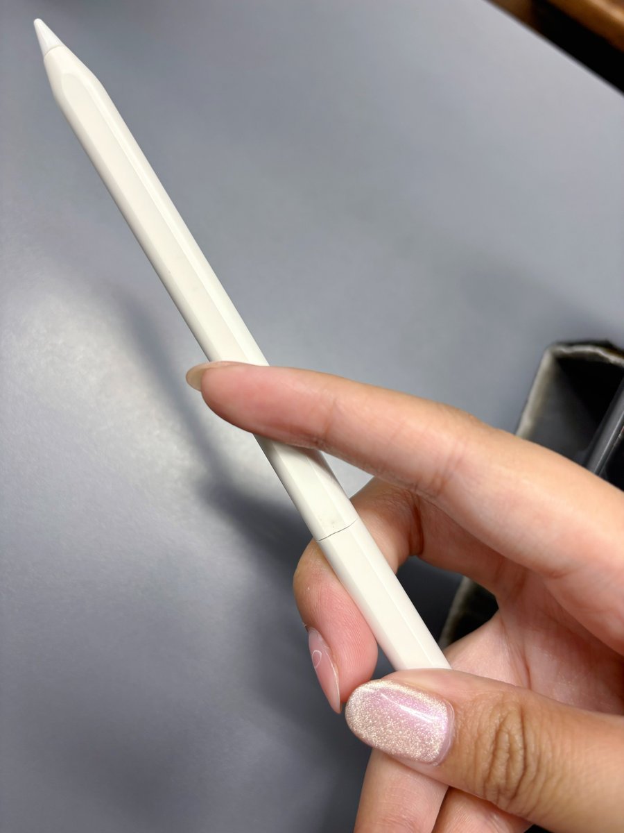 哇操
剛上課才發現
我的副廠筆不知道啥時
也可能是剛剛那一摔
給我的筆摔出一條大裂谷
輕輕掰一下裂縫會變大可以看到裡面電子零件那種==
而且裂得挺深的…
外殼差點就裂出一個環出來了
只剩裡面的筆芯在維持這支筆完整的樣貌🫠
這隻是23年某個推友送我的生日禮物
但哪個推友我忘了後來好像沒繼續聯絡（我太塑膠
現在也差不多該換掉了🥹