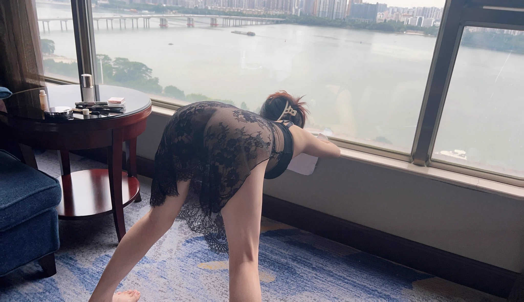 后续来了，对比一下少妇是穿衣服好看还不穿衣服好看，是趴着好看还是半躺在沙发好看，勾搭少妇人妻是会上瘾的，反差婊，ol，完美了，就是没有穿丝袜，穿个丝袜高跟，就完美了，可怜她老公，在外面辛辛苦苦打拼，他老婆在舒舒服服被艹，绿帽子摘不掉了，摘不掉就多给他带几顶。 https://t.co/iAzv1SxOR1