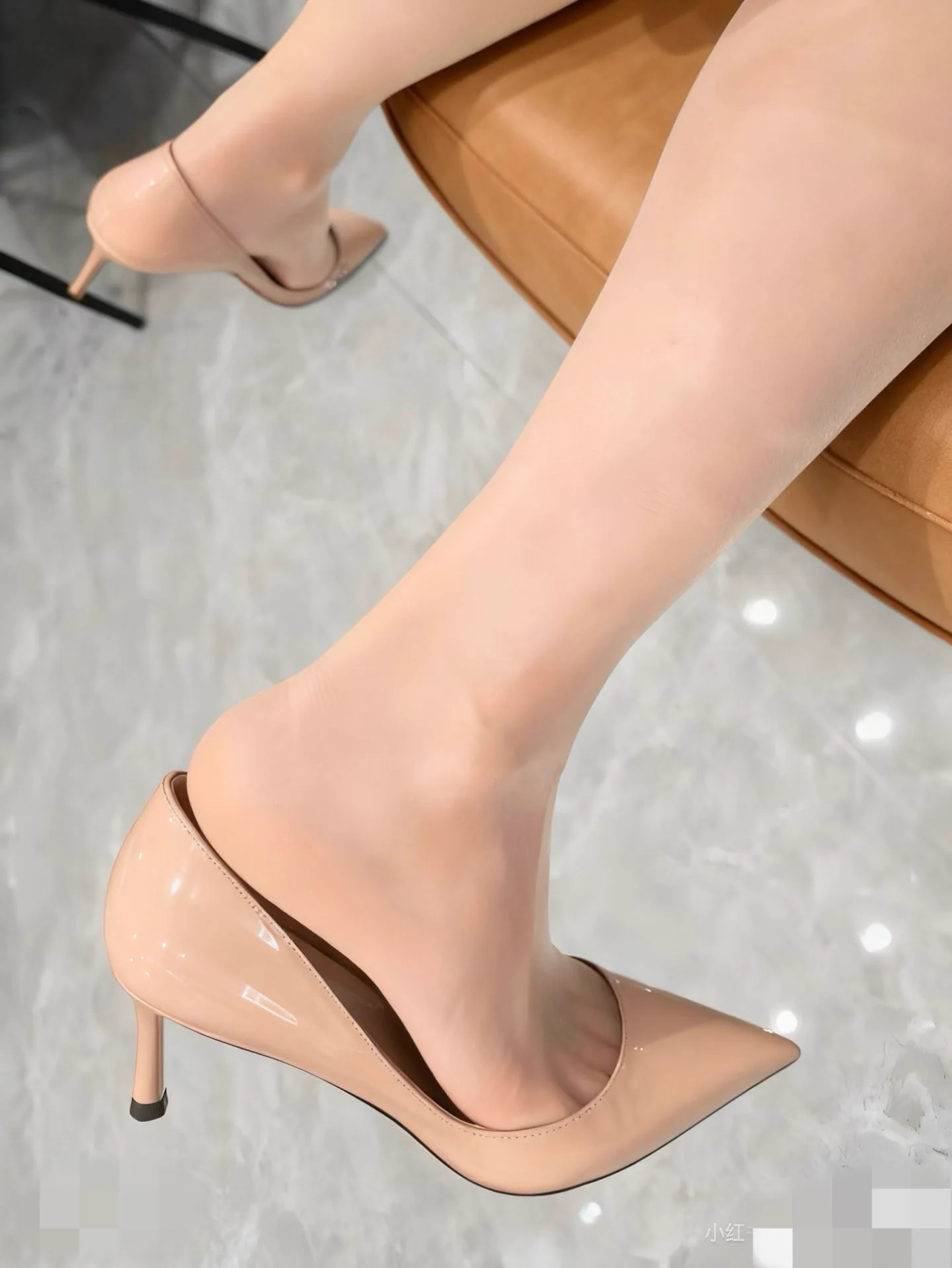 和喜欢的一个男人单约，老公也知情，还特意送我到酒店楼下就懂事地自个回家了，他准备了精油，说给我女王待遇，心里挺期待，一开始一本正经地躺着被他蒙眼弄得像职业的一样，我配合着任他滴油在身上，双手搓热倒腾我肉体，阵阵酥麻松弛感袭来 https://t.co/NVgDT9Phog