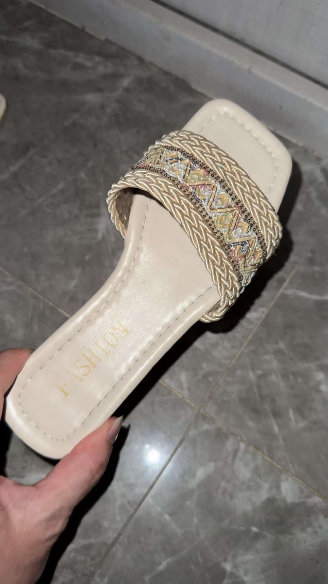 刺激骚凉拖，带温度好好的伺候骚逼美鞋 https://t.co/6pICuA59RI