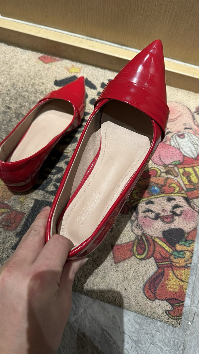 战斗小红鞋，鞋子主人是个很骚气的女人在一家珠宝店工作，昨天晚上守候三个小时，终于等到她回来脱下来那一瞬间我迅速拿到楼梯间狂吻狂舔，果然带温度的玩起来有感觉以后要在这个据点多玩几次因为鞋子主人是我喜欢的类型同好们都懂得。 https://t.co/Z8p7nrvEYk