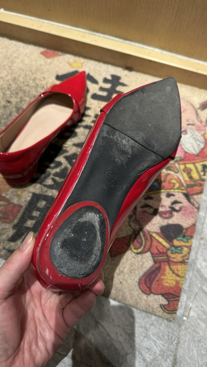 战斗小红鞋，鞋子主人是个很骚气的女人在一家珠宝店工作，昨天晚上守候三个小时，终于等到她回来脱下来那一瞬间我迅速拿到楼梯间狂吻狂舔，果然带温度的玩起来有感觉以后要在这个据点多玩几次因为鞋子主人是我喜欢的类型同好们都懂得。 https://t.co/Z8p7nrvEYk