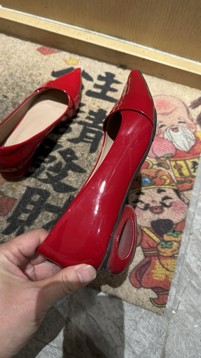 战斗小红鞋，鞋子主人是个很骚气的女人在一家珠宝店工作，昨天晚上守候三个小时，终于等到她回来脱下来那一瞬间我迅速拿到楼梯间狂吻狂舔，果然带温度的玩起来有感觉以后要在这个据点多玩几次因为鞋子主人是我喜欢的类型同好们都懂得。 https://t.co/Z8p7nrvEYk