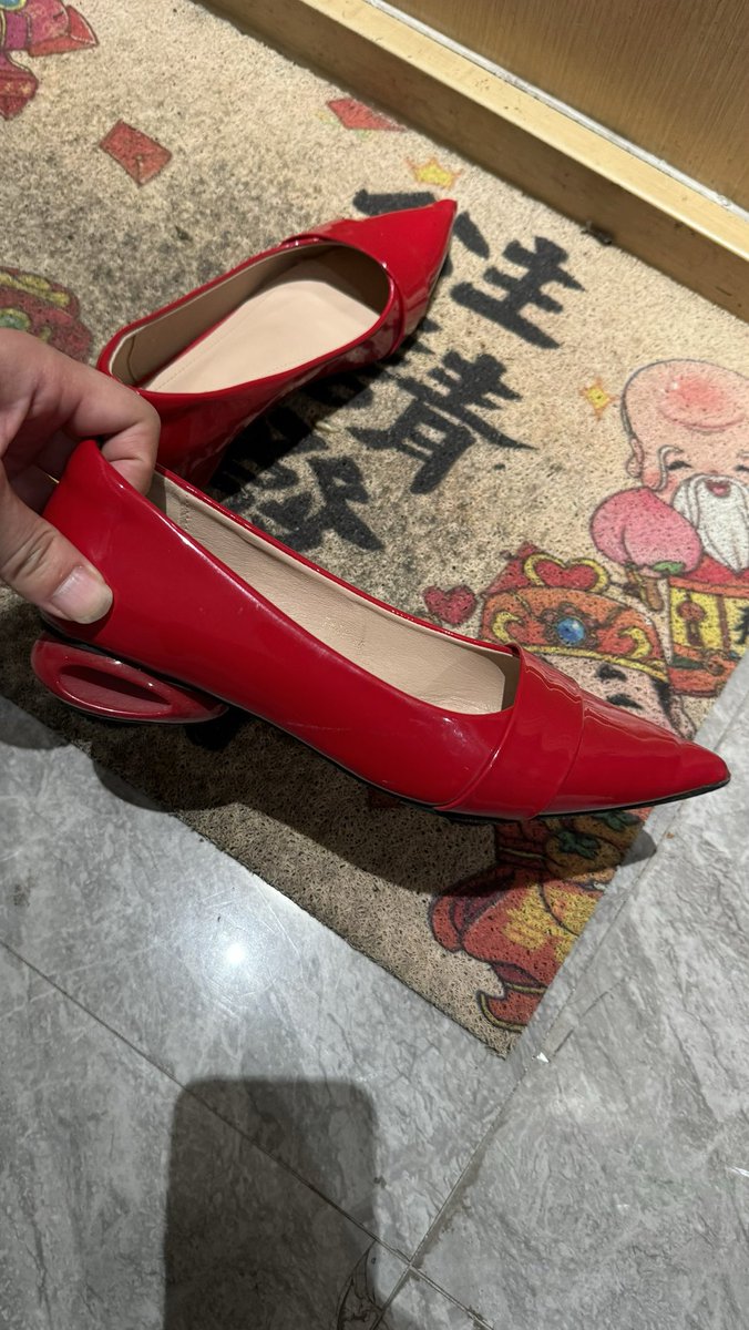 战斗小红鞋，鞋子主人是个很骚气的女人在一家珠宝店工作，昨天晚上守候三个小时，终于等到她回来脱下来那一瞬间我迅速拿到楼梯间狂吻狂舔，果然带温度的玩起来有感觉以后要在这个据点多玩几次因为鞋子主人是我喜欢的类型同好们都懂得。 https://t.co/Z8p7nrvEYk