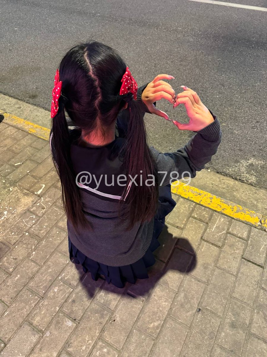 我推私信里面垃圾消息和广告太多了，私信会看不到。
如果想给我们发消息的话，可以通过我简介上面的机器人联系我，点“联系客服”按钮就可以发消息了，消息要么是我看的，要么就是玥玥看的。
（不要私信来骂我“小鸡吧贱狗”“绿帽”“操死你老婆”这之类的，你突然来一句这，只会让人觉得很奇怪，感到困扰） https://t.co/TZAnthv8dY