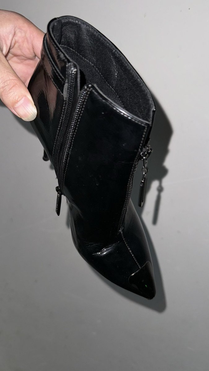 最新开发已出短靴美女，鞋子好香，鞋主人漂亮年轻在楼道疯狂拍摄舔含吻好过瘾。 https://t.co/rpZPsNeml8