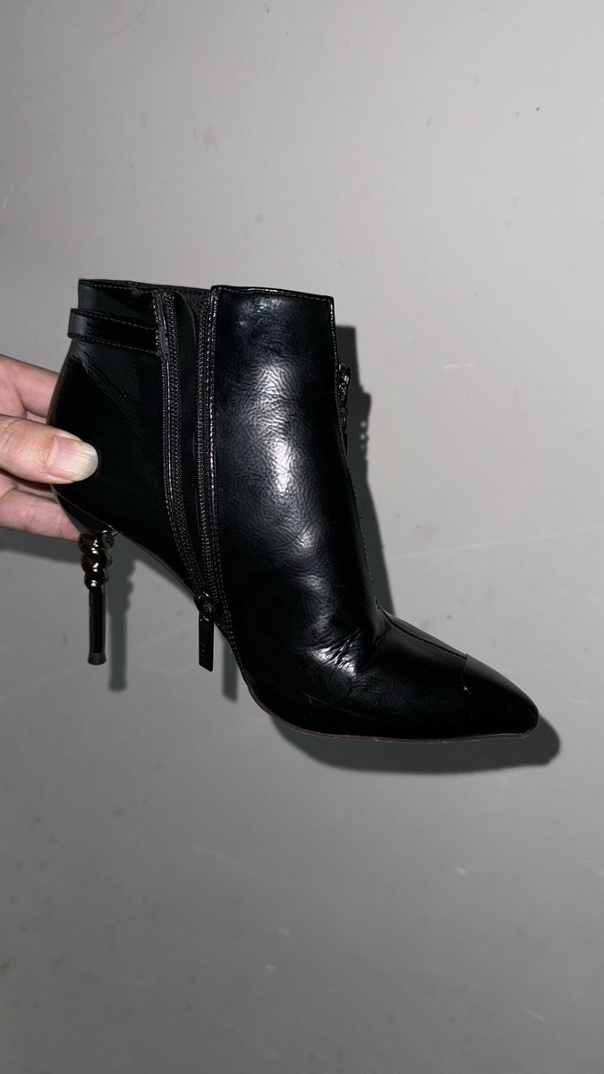 最新开发已出短靴美女，鞋子好香，鞋主人漂亮年轻在楼道疯狂拍摄舔含吻好过瘾。 https://t.co/rpZPsNeml8