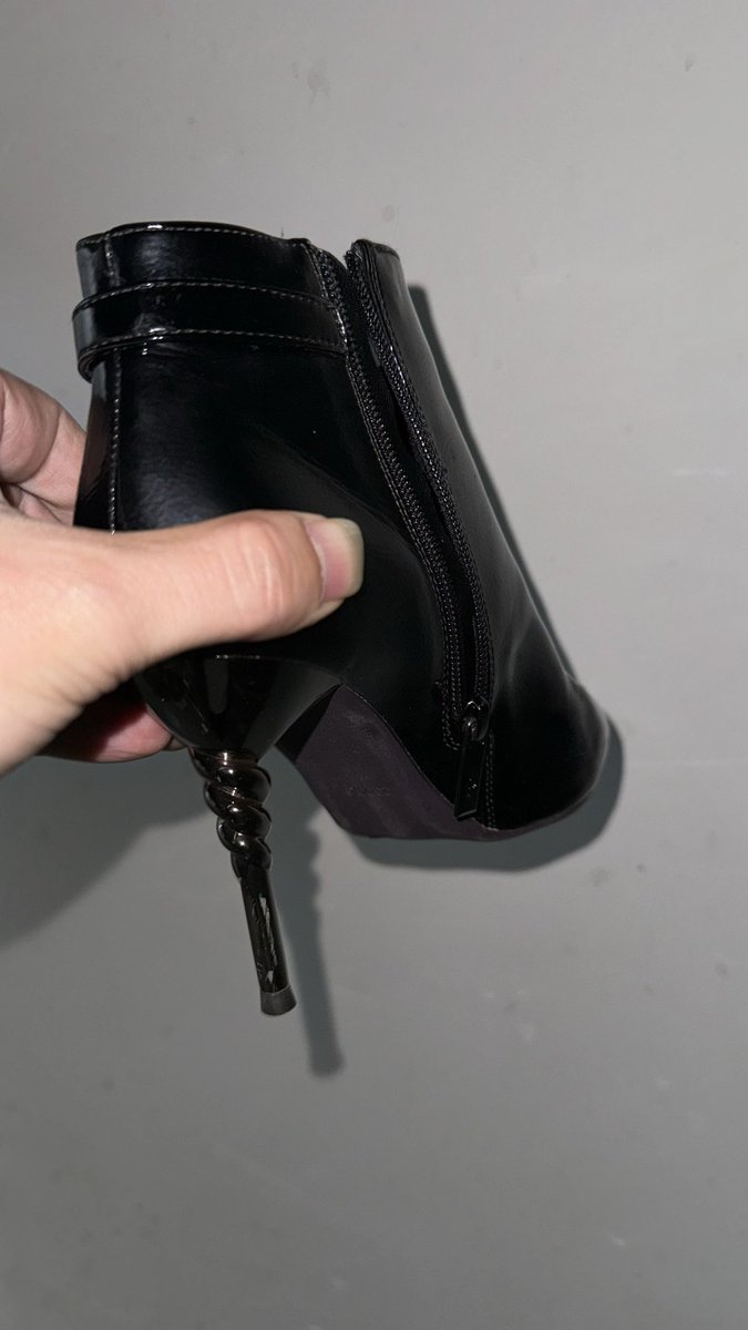 最新开发已出短靴美女，鞋子好香，鞋主人漂亮年轻在楼道疯狂拍摄舔含吻好过瘾。 https://t.co/rpZPsNeml8