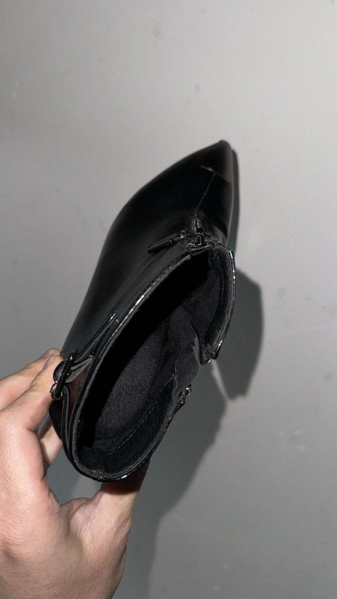 最新开发已出短靴美女，鞋子好香，鞋主人漂亮年轻在楼道疯狂拍摄舔含吻好过瘾。 https://t.co/rpZPsNeml8