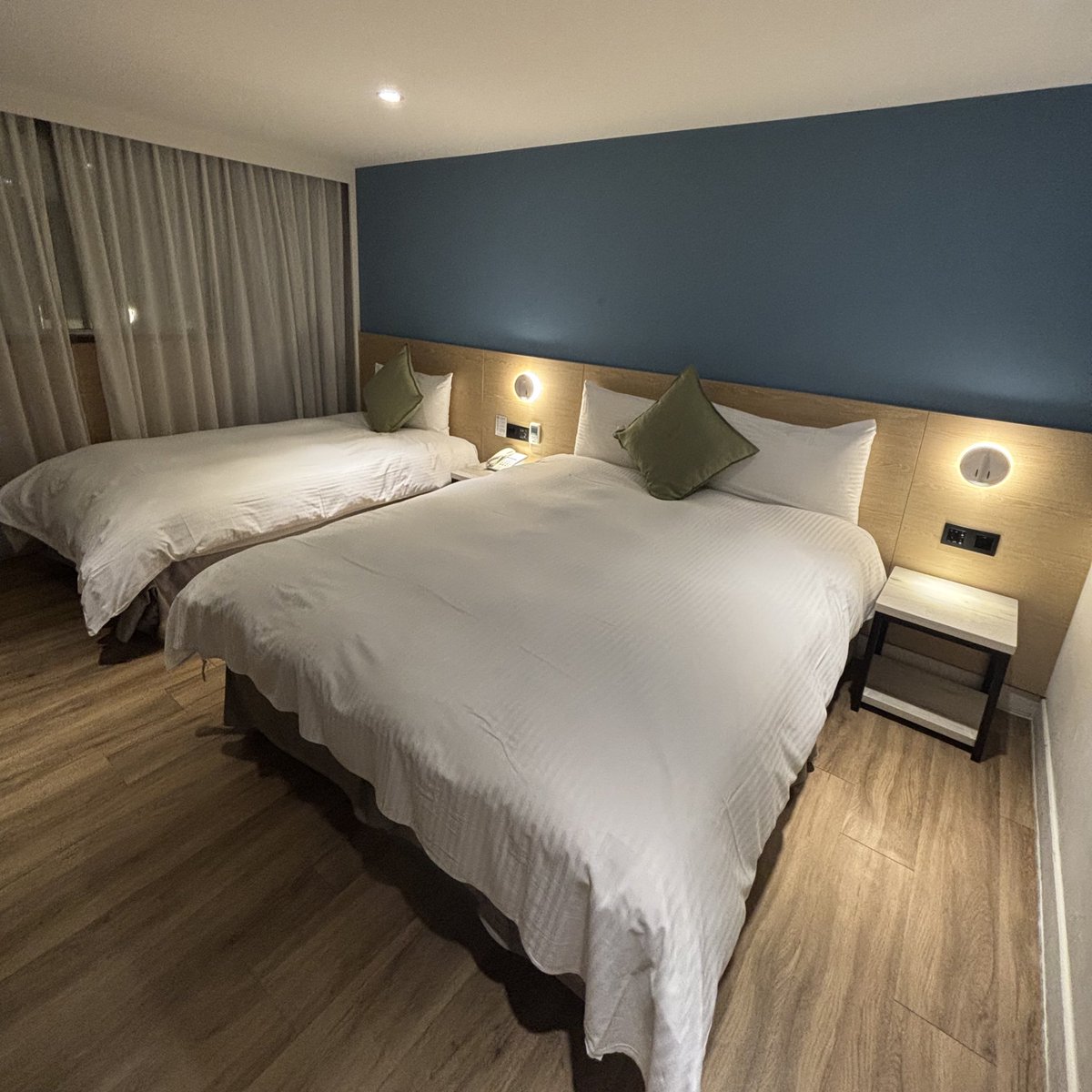 住宿櫃檯電腦壞掉讓我在櫃檯罰站五分鐘
結果把我訂的雙人房升到三人房

（但除了多一條浴巾其他好像都沒差-.-） https://t.co/akzGW7ix7a