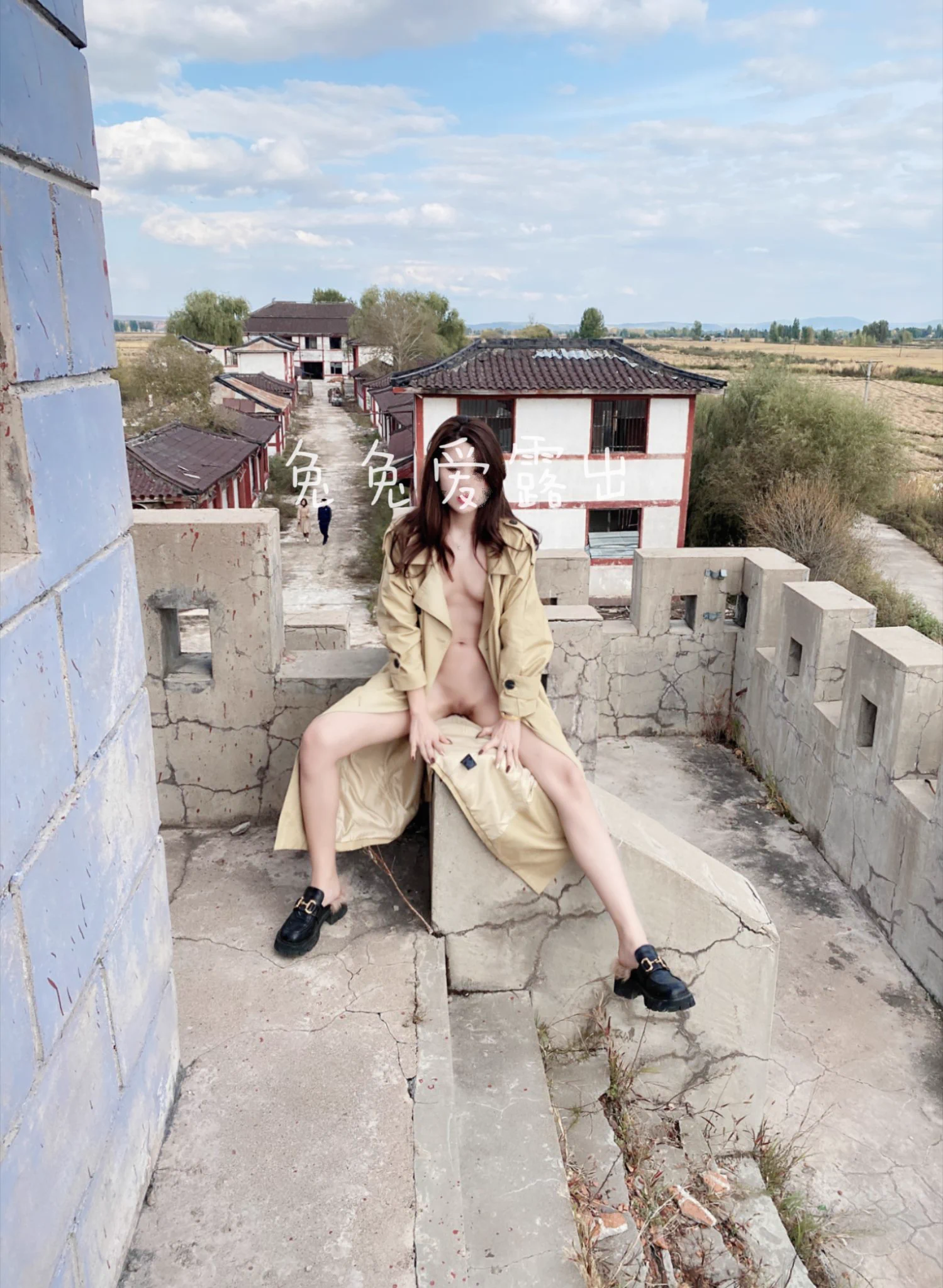 坐在城楼上休息一会，下面还有人呢，不过我这么高应该看不到我，应该把他们叫上来陪我玩一下就好了 https://t.co/PAHX7IxaDN