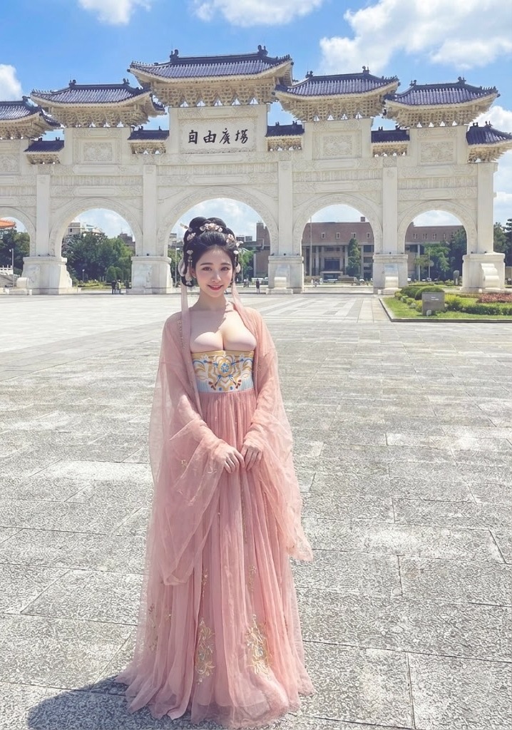 我要笑死!!
我第一張在自由廣場的照又被PO到爆廢去了😅
一堆人問我的奶頭怎麼不見了
主要是我有貼胸貼啦
加上我乳房很軟Q
然後上胸非常肉
才會有這樣的效果啦🤣🤣 https://t.co/V1OeYaZnBa