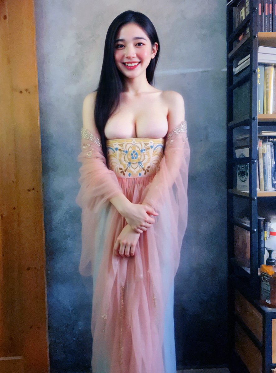 我要笑死!!
我第一張在自由廣場的照又被PO到爆廢去了😅
一堆人問我的奶頭怎麼不見了
主要是我有貼胸貼啦
加上我乳房很軟Q
然後上胸非常肉
才會有這樣的效果啦🤣🤣 https://t.co/V1OeYaZnBa