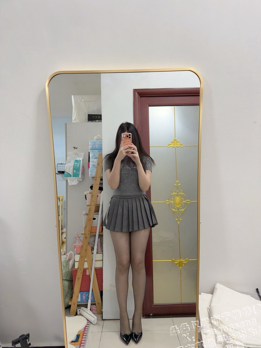 我好像很少发丝袜的照片
(确实是有点对不起这170的大长腿了)

来个站着的和蹲下的
都给你看裙底风光啦，还不点赞，嘿嘿 https://t.co/imuZ56YiLv