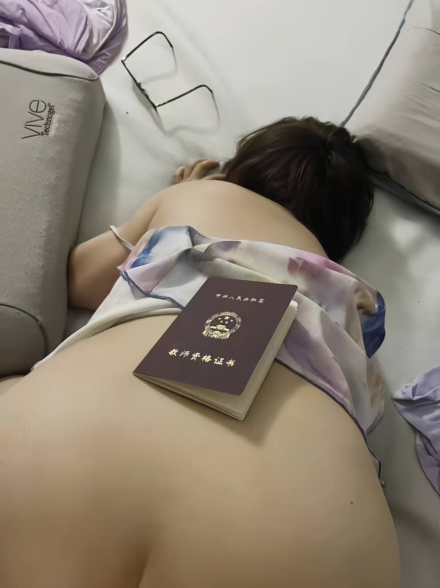 和粉丝约会前就跟他说我是老师，他还半信半疑～
 
见面时直接把教师资格证拍他面前，他盯着证书又盯着我，反而更激动了，原来端庄老师私下这么野，他把证书放在我的背上后入我，眼神都发直，嘴上还说着太刺激了～

还有粉丝想和我解锁老师专属约会项目么，私信我让你体验一下教师的反差感～ https://t.co/P3Y1MpbmbF