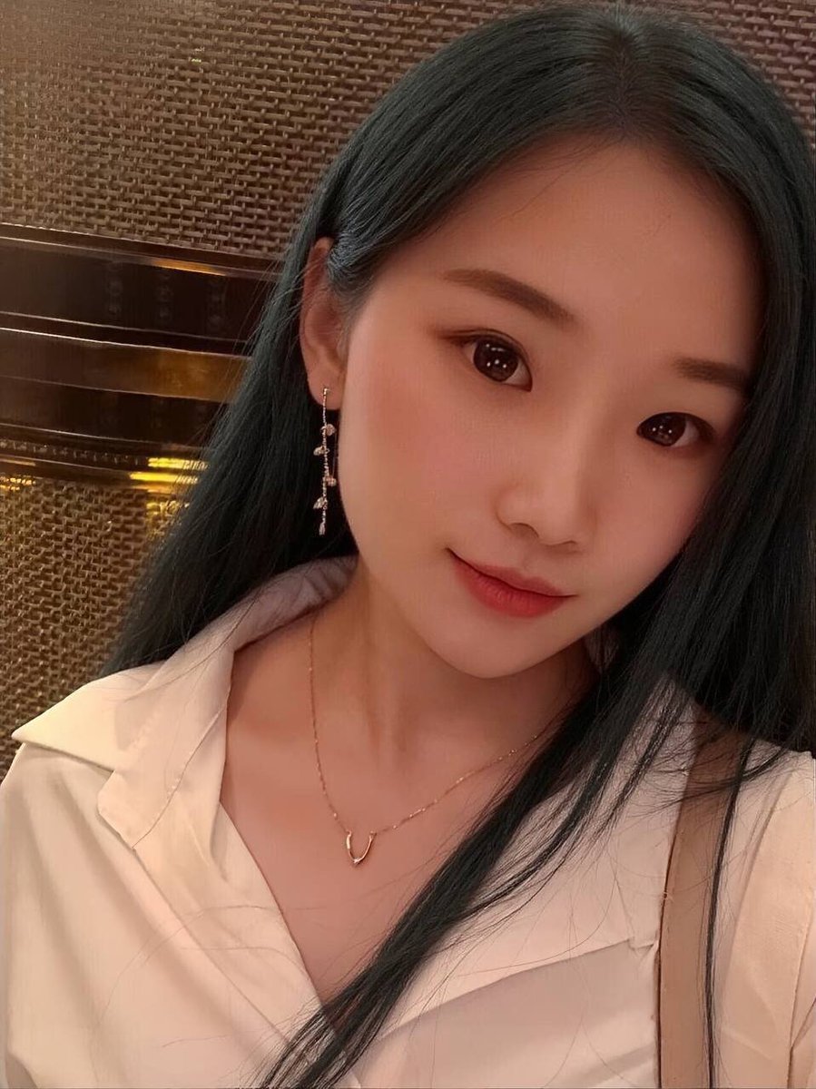 和粉丝约会前就跟他说我是老师，他还半信半疑～
 
见面时直接把教师资格证拍他面前，他盯着证书又盯着我，反而更激动了，原来端庄老师私下这么野，他把证书放在我的背上后入我，眼神都发直，嘴上还说着太刺激了～

还有粉丝想和我解锁老师专属约会项目么，私信我让你体验一下教师的反差感～ https://t.co/P3Y1MpbmbF