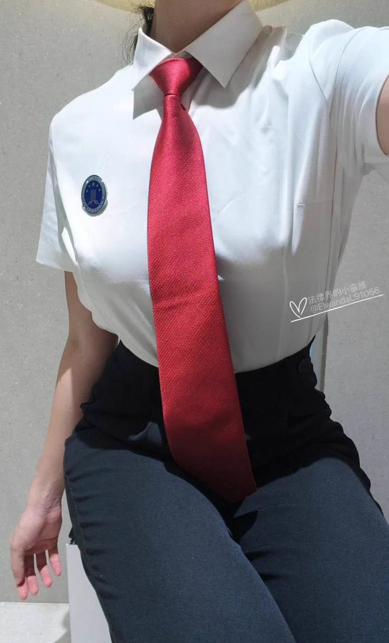 昨天有粉丝问我敢不敢在公司的卫生间里露出，其实不太敢，内心又渴望尝试一下这种刺激，这算反差吗

刚刚去卫生间解开衬衣把胸漏出来，这种紧张又刺激的感觉，让我久久不能平静

看着自己的照片和平时完全反差的自己，让我的欲望变得更加强烈，下次想尝试一下在卫生间的隔间里做爱，有没有粉丝要报名呀 https://t.co/dJB27jkxtY