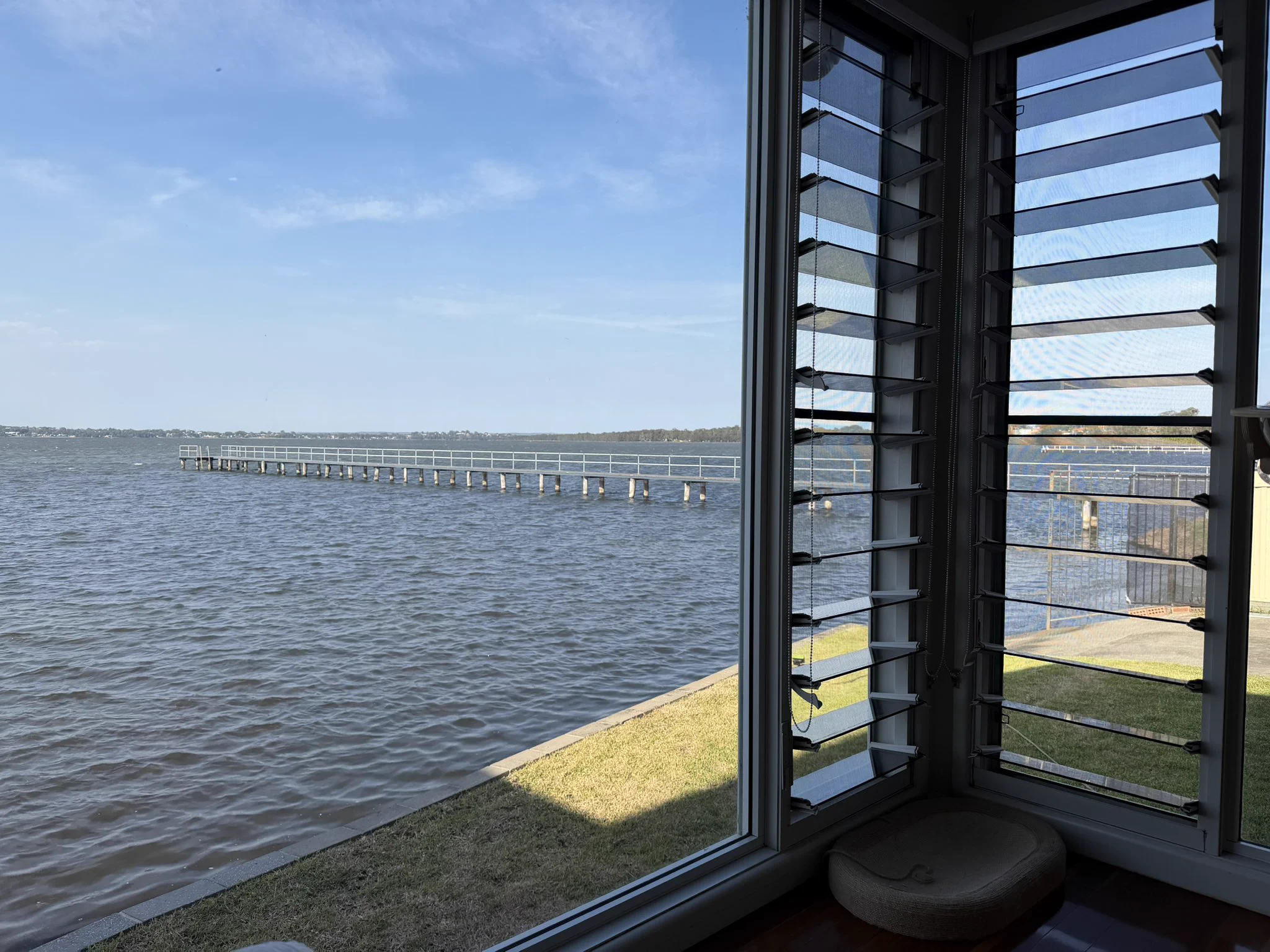 一会到家就觉得舒适，很热的一天，但是家里不热，还有阵阵凉风。干枯的草坪因为浇水，也慢慢缓过来了。 https://t.co/vTQ8trSk3s