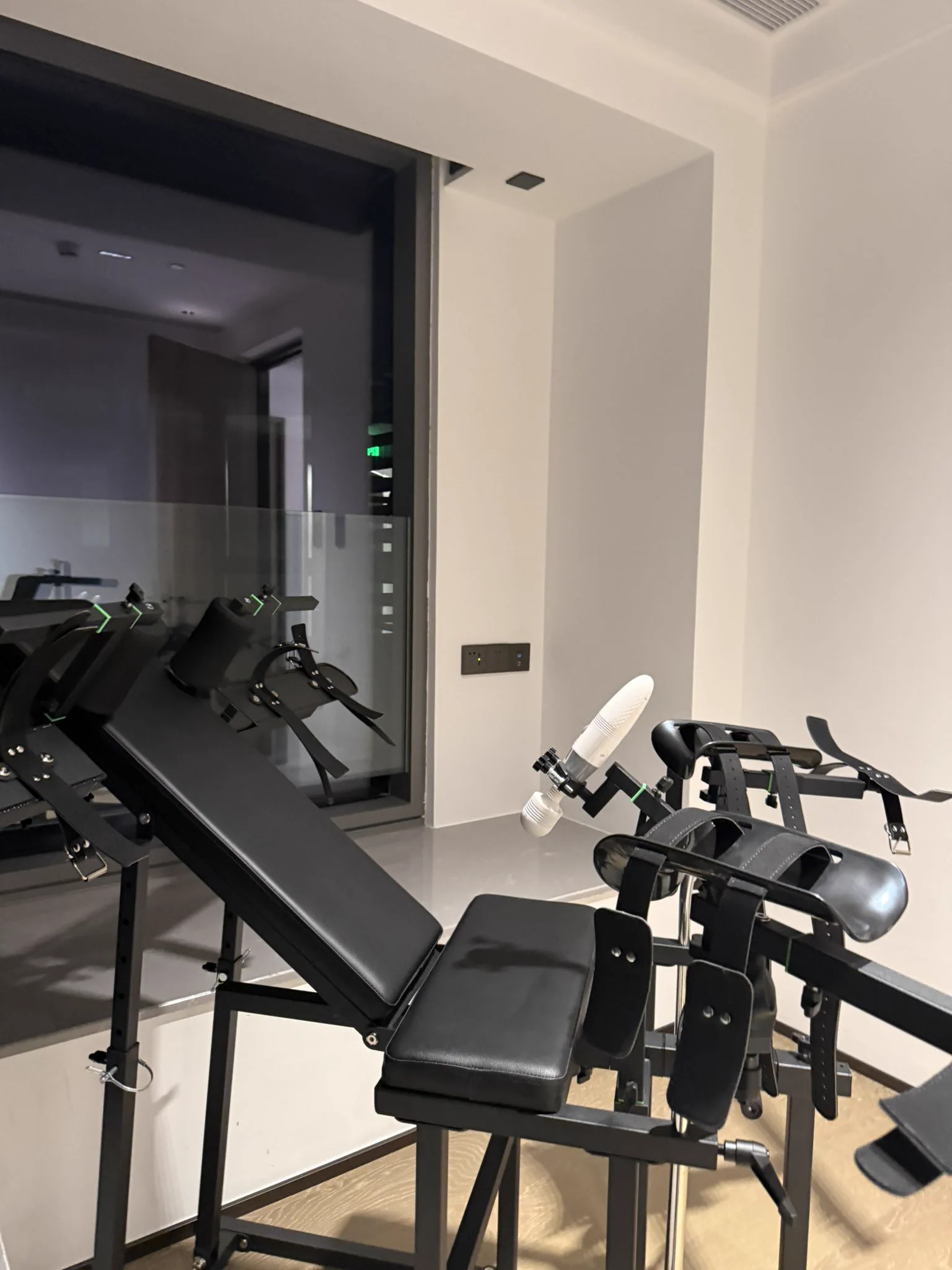 调教室医疗间
母狗被固定在医疗床上
炮机插在小穴里开到最强档位
无助的呻吟响彻整个楼层

@Fengsiyuan 
@Owl0755 https://t.co/oT9hVNN2am