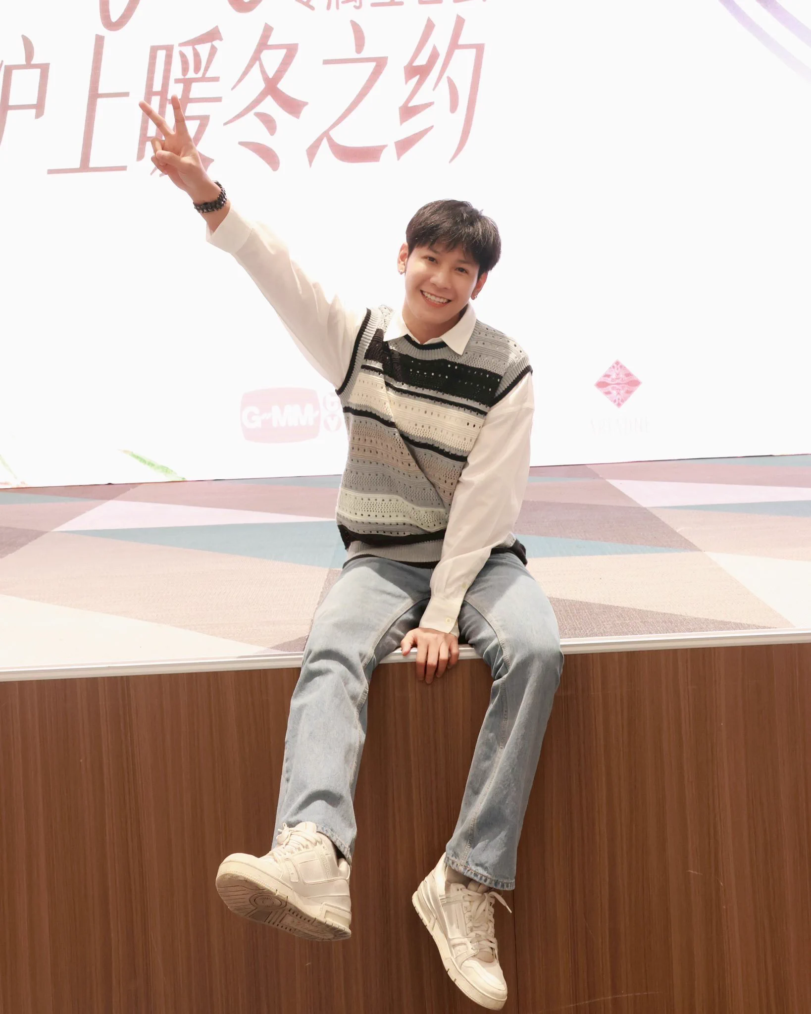 今天我们就要见面了！大家都准备好了吗？一起来拥有趣时光吧

วันนี้เราจะได้เจอกันแล้วนะครับ 
พร้อมกันหรือยังครับ 
แล้วมาสนุกไปด้วยกันนะครับ ❤️

#SingtoWarmWinterinShanghai 
#SingtoFansign
#GMMTV @stjinx_maya https://t.co/qxh8b0V0zs