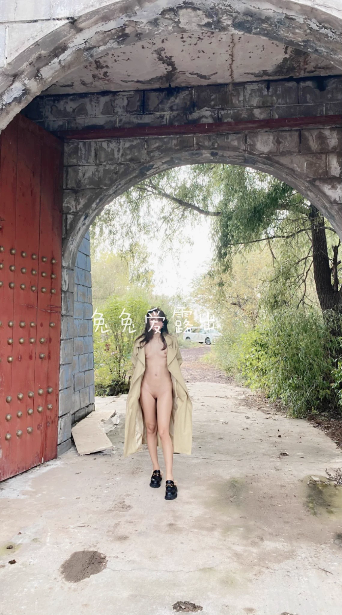 正拍照呢，突然发现后面有个车停下来看我，也不知道是不是因为看到我里面没穿衣服故意停在这里的，不过这么远他看看就看看吧 https://t.co/O4YOLA0BrK