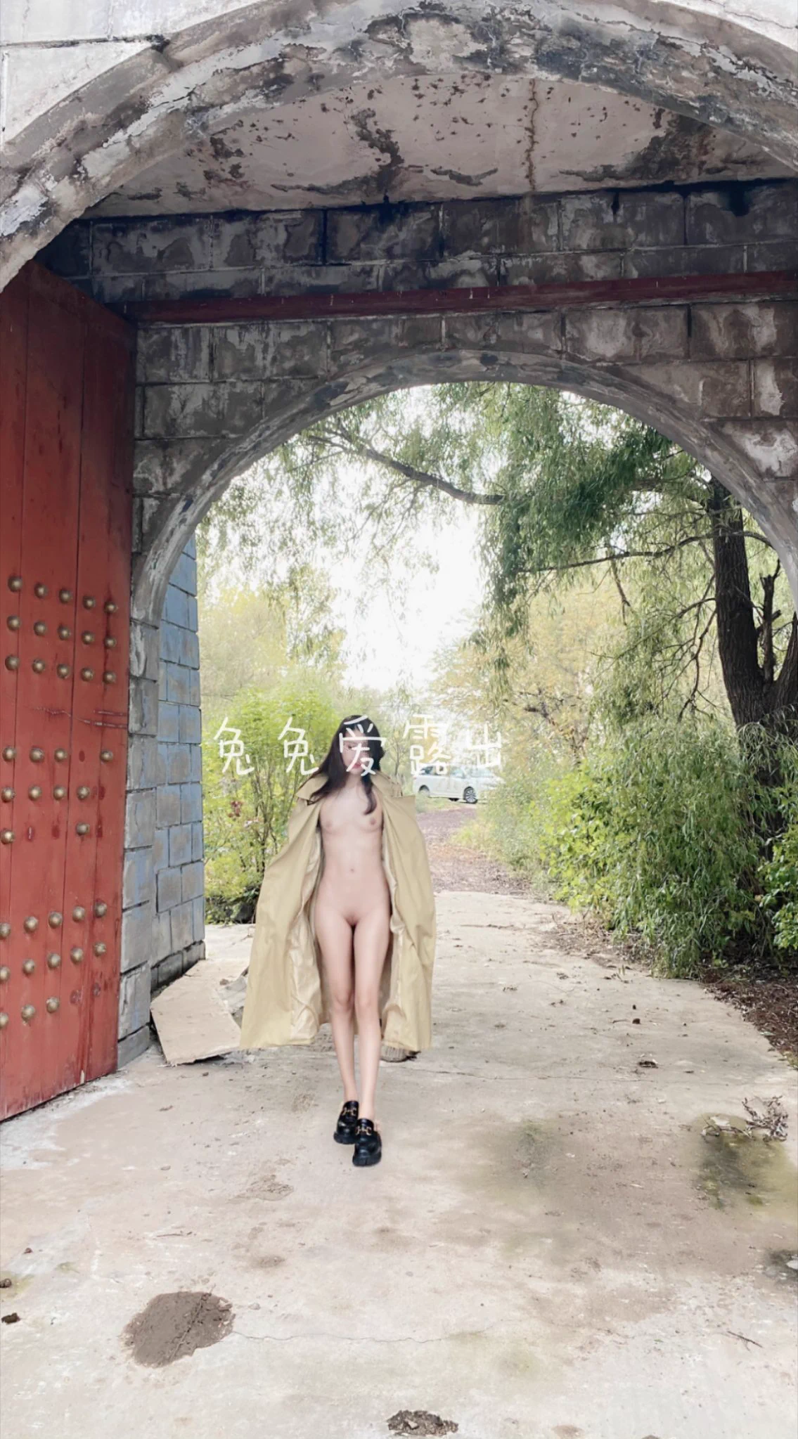 正拍照呢，突然发现后面有个车停下来看我，也不知道是不是因为看到我里面没穿衣服故意停在这里的，不过这么远他看看就看看吧 https://t.co/O4YOLA0BrK