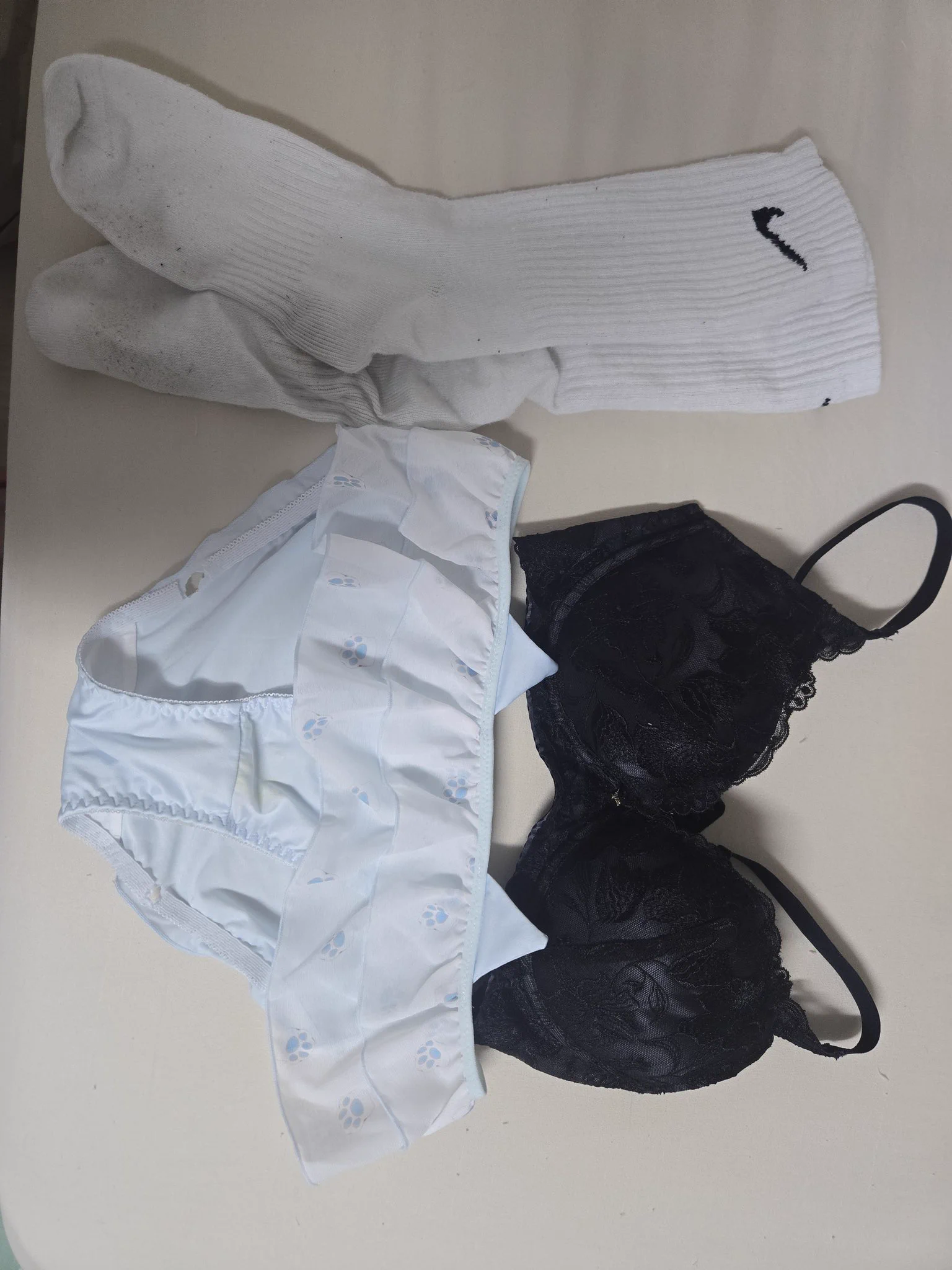 更新
黑色愛心襪500
Nike襪600
黑色膝下襪600
白色內褲800
藍色內褲800
草莓內衣1500
藍色蕾絲內衣2000
黑色內衣2000

內褲+內褲 優惠1200
襪子+內褲 優惠1200
襪子+襪子 優惠1000

不附照片 僅寄送 無面交 需先匯款 不客製化 穿一天

購買任意商品，想要的話可以索取用過的胸貼，送完為止 https://t.co/8KFNN5C8RU