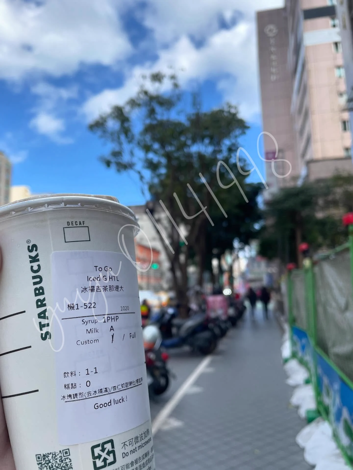 今天上班還要負責出來買星巴克😆
#又是一枚愉快的跑腿小妹 https://t.co/8yHgIJbUc5