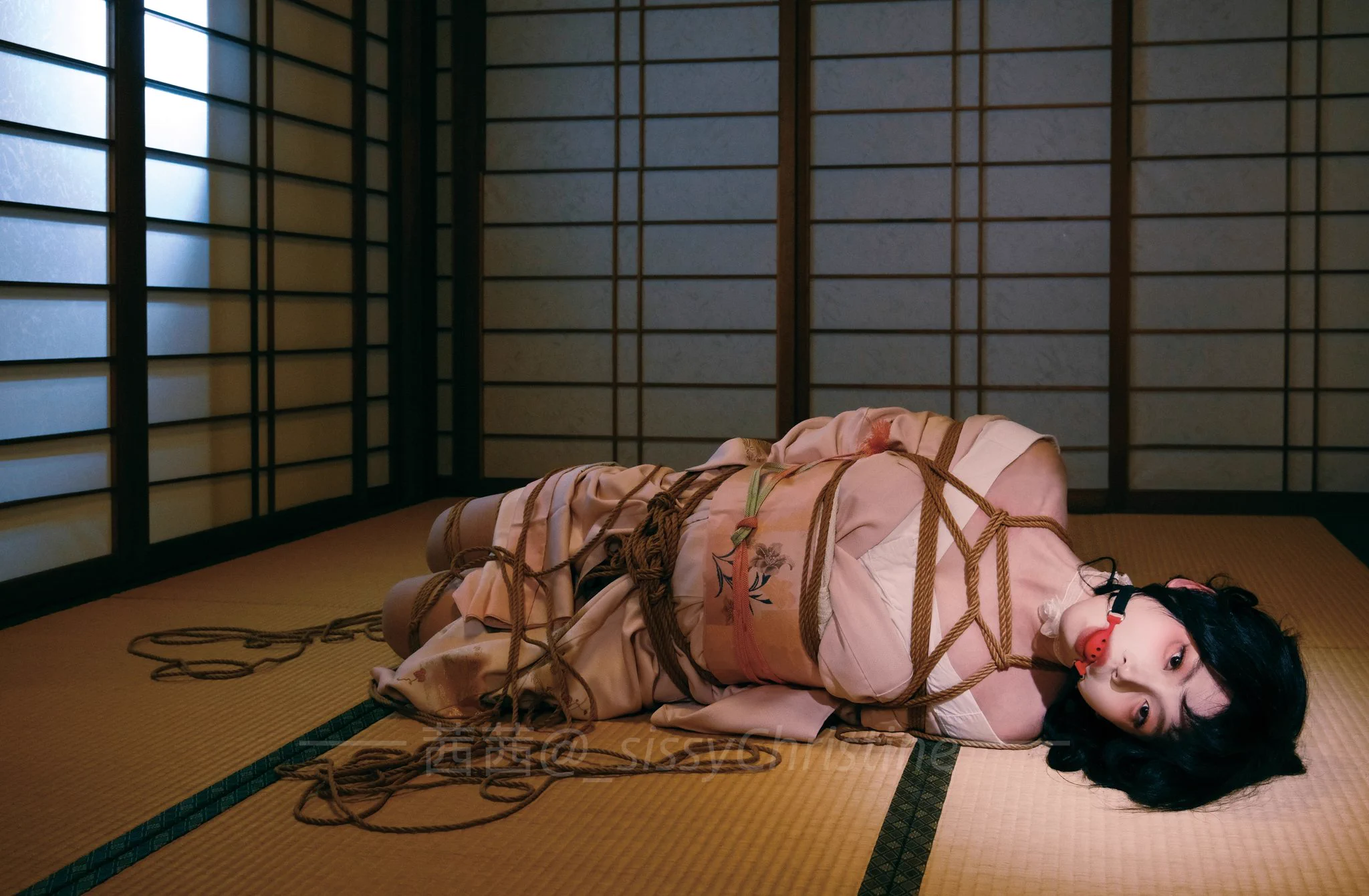 用绳子织就一个无法挣脱的牢笼

（被强制戴上口塞的瞬间，仿佛感受到一种宿命，眼角瞬间不自觉的湿润，下一秒就会想要哭出来😷
📷:@Siamesejingzhe

@Fengsiyuan 
@007share
@tbzt2024
@wqganenshi_ https://t.co/CRs7owR5hg