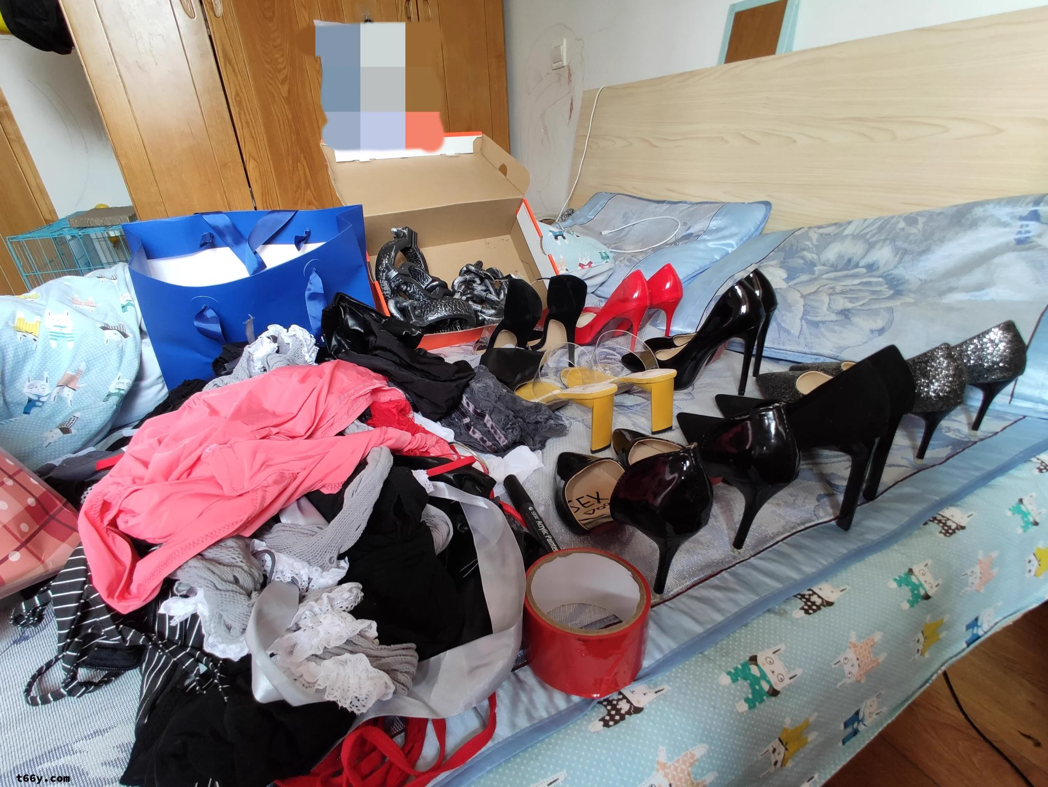 我的小屋东西太多了，扔了又可惜，有要的吗？换几个王者荣耀皮肤就行。 https://t.co/kkssb03sow