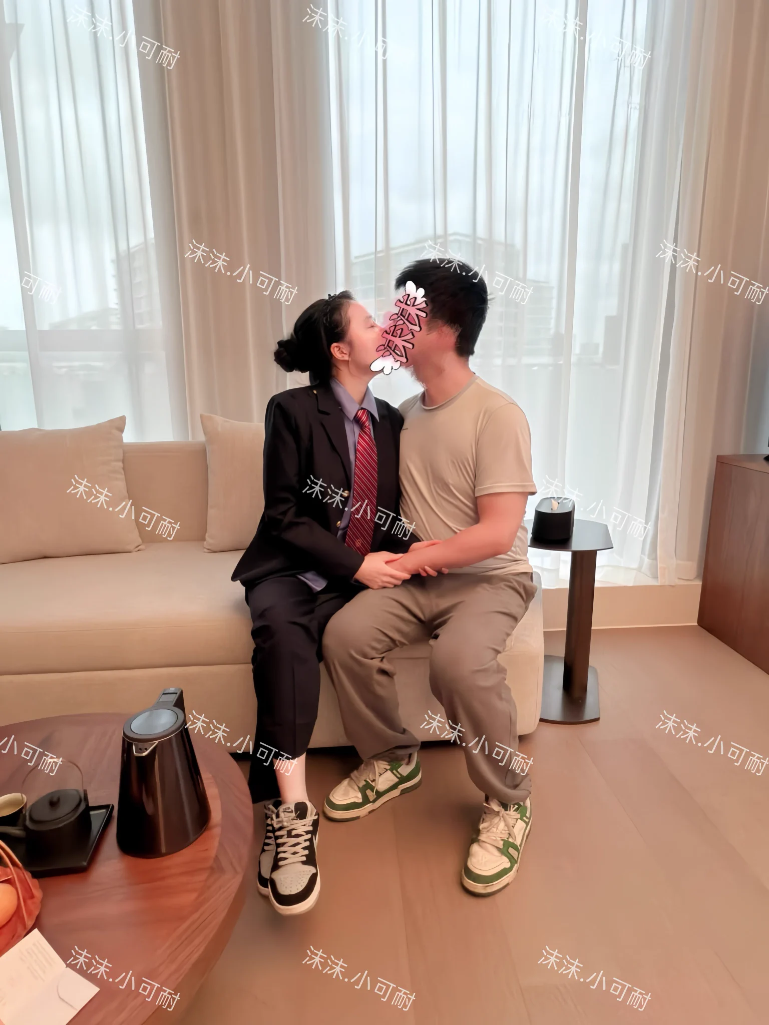 和粉丝奔现圆满收官，到酒店撞进他怀里，在沙发上就忍不住和他亲热起来

根本按捺不住心中的渴望，拉着他钻进浴缸共赴鸳鸯浴，他指尖划过我的腰，耳边黏腻的情话让空气都甜的，平时穿工装巡线的飒爽全不见，只剩被爱欲裹住的软媚
 
后续的脸红心跳就不细说了， 猜我们还做了些什么？猜对的话你也可约我 https://t.co/H4Bd0Sc6CS