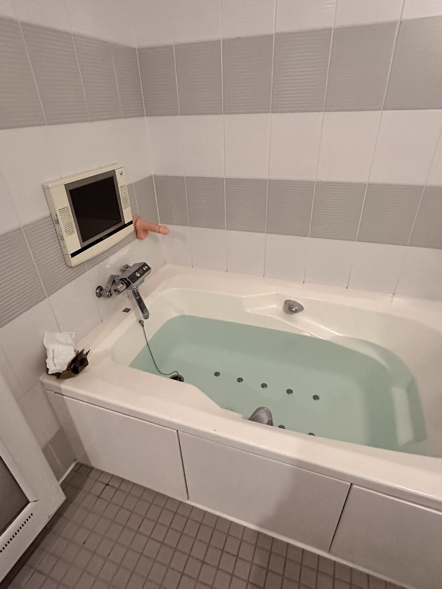 お風呂大きい！今からゆっくりする〜！ https://t.co/o9qv6adHDj