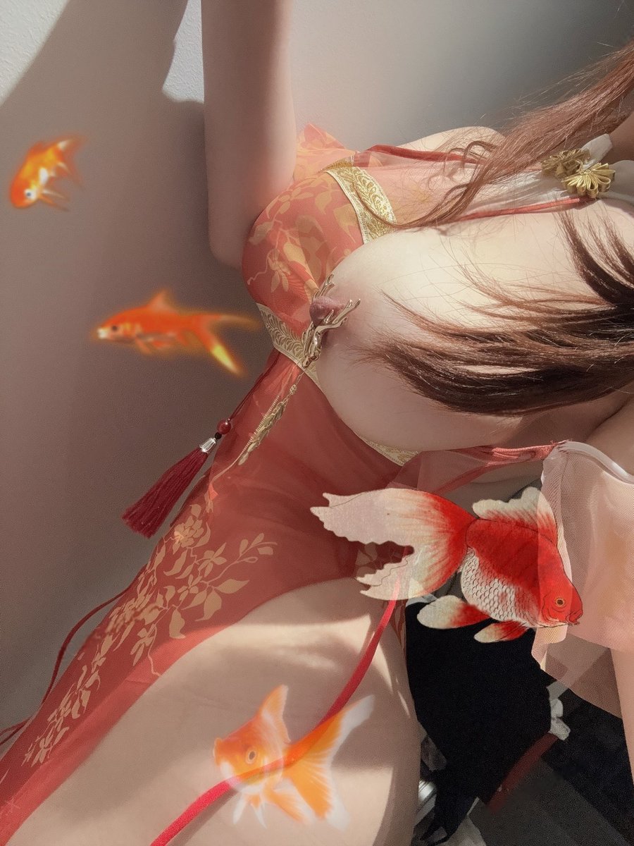 深夜发这条不是寂寞，
是想告诉你，
我灯没关，睡衣薄，心思多。 https://t.co/RkvM4Qoiaq