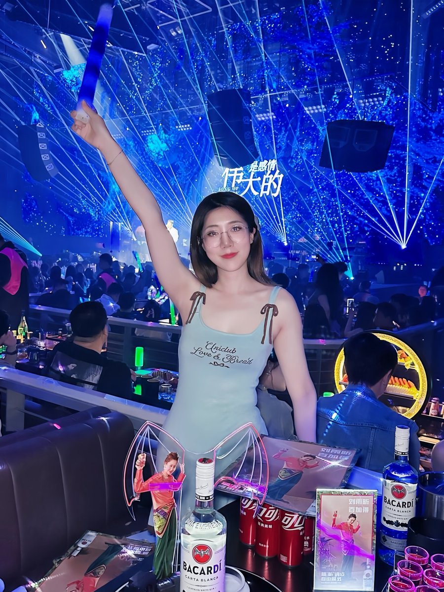 才两杯，心里小白兔就开始乱撞了~

但我就是不说，让你自己猜...     #北京 https://t.co/EX2XmqQZvl