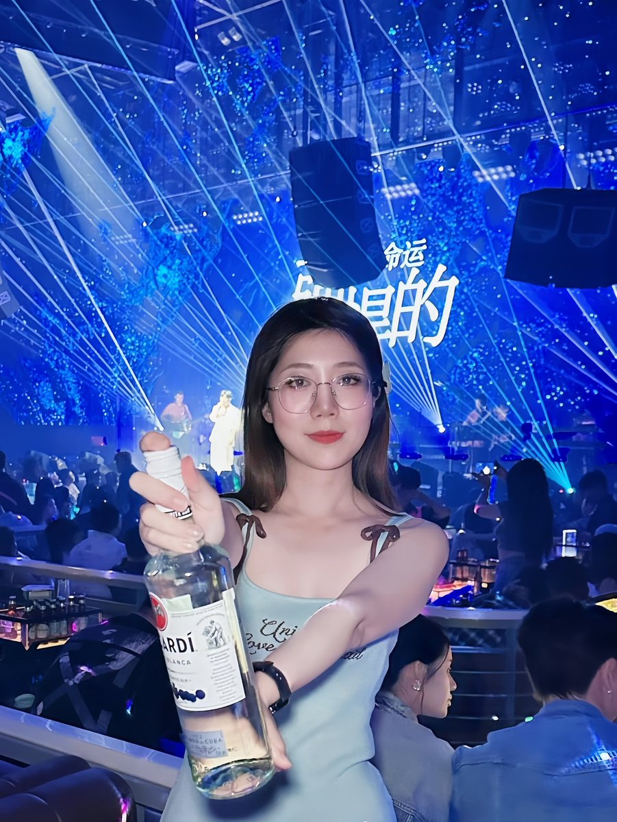 才两杯，心里小白兔就开始乱撞了~

但我就是不说，让你自己猜...     #北京 https://t.co/EX2XmqQZvl