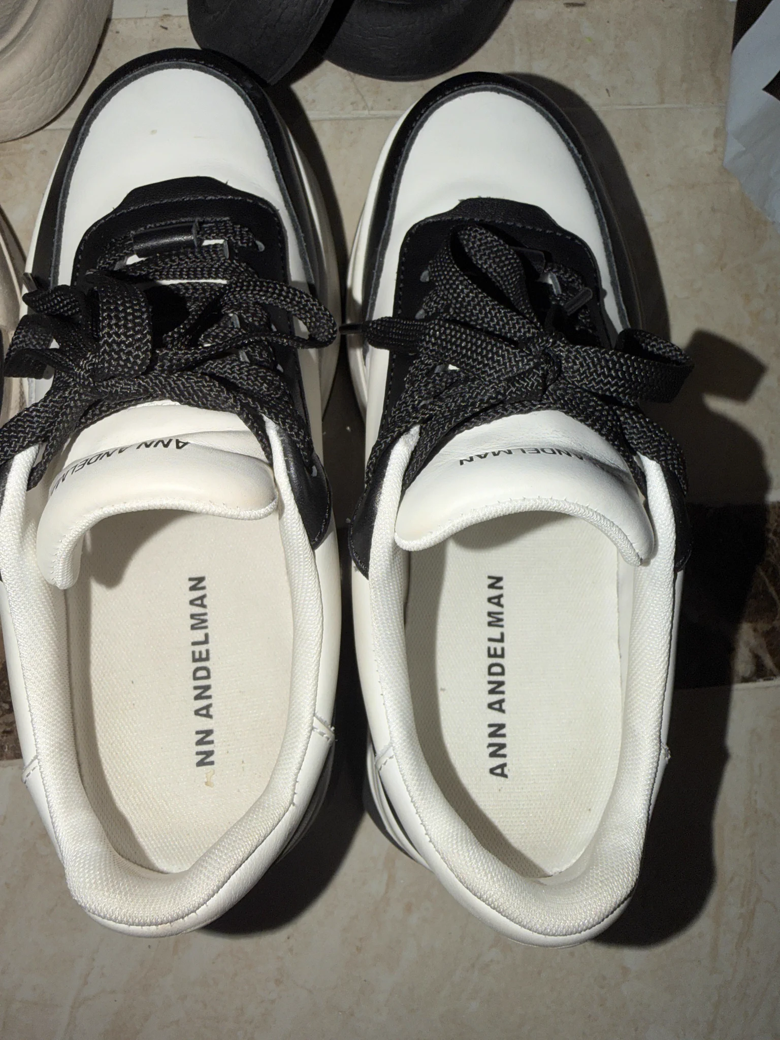 鞋垫现在也有市场？🤣 https://t.co/FuT7uqCz85