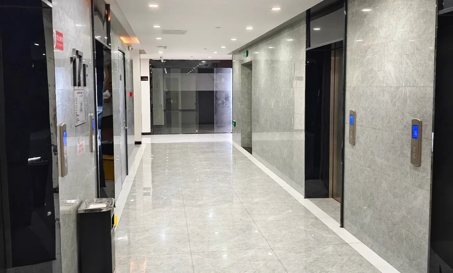 以后直播不能用美颜出镜了，我们隔壁公司MCN已开始裁员了，美颜滤镜一关，估计整个行业要凉凉了 https://t.co/OykRtiAY3j