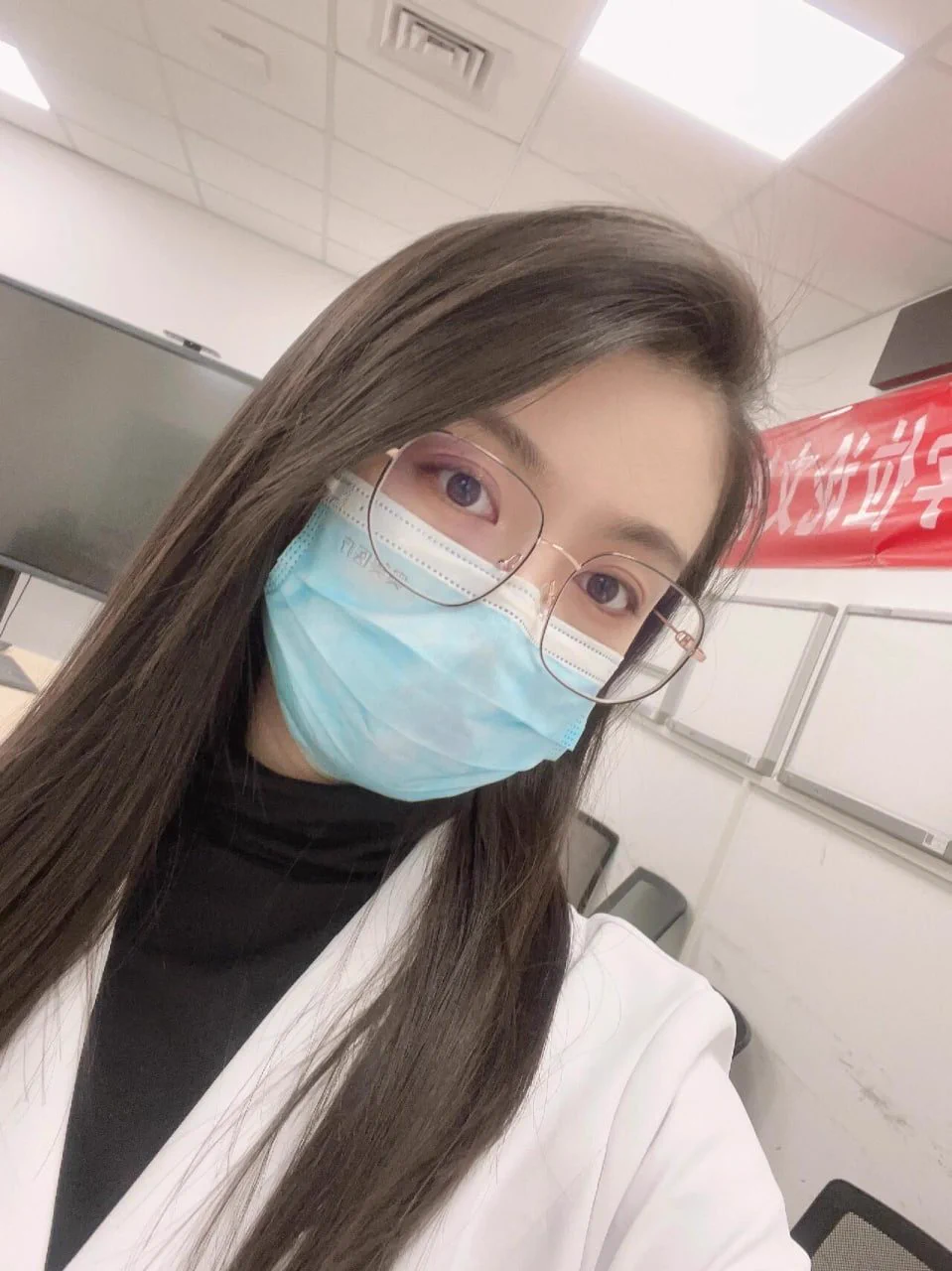 今天穿上白大褂的我，是不是看着很温柔呀！ https://t.co/mjN6N2RvYW