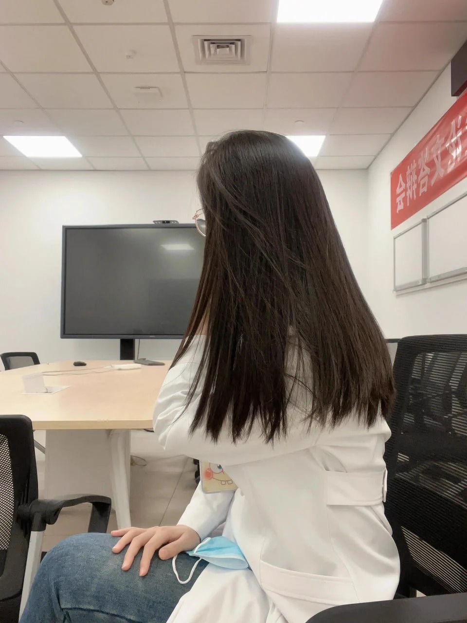 今天穿上白大褂的我，是不是看着很温柔呀！ https://t.co/mjN6N2RvYW