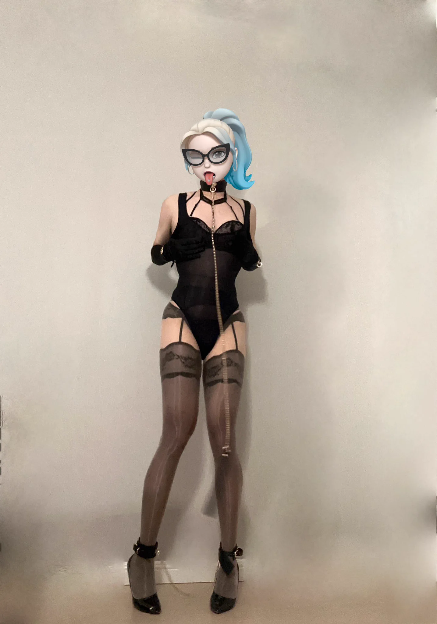 请选择你的英雄：

🖤暗黑黑丝欲女🖤
黑色吊带袜配肉色油亮连裤袜加上布满全全身的狗链，无不彰显想随时随地被主人控制的欲望

🤍纯洁白丝乖乖女🤍
穿上裙子像个羞涩的乖乖女，可脱下裙子发现是个穿着白色吊带袜和白色维纳斯的欲望天使

❤️反差红丝舞蹈生❤️
上半身的练功服平平无奇，下半身是红色吊带袜配上黑色油亮丝袜，真是让人好奇这是像勾引台下哪位看她跳舞的小哥哥呢

🐔站街骚逼小姐🐔
肉色虾线黑色蕾丝边袜配上肉色油亮丝袜，挂脖内衣和黑丝手套无不诉说着她作为站街女想被男人带走的渴望

是你，你喜欢哪个呢？私信告诉我吧！

投稿💝

@BBBBTTTCC
@Sexytobaby
@SexytoDoll @SexytoGirl