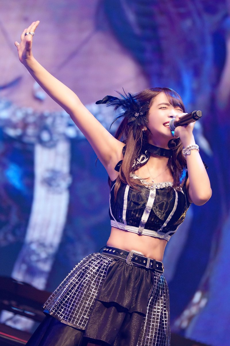 2025.12.6 #2i2 は解散しました。
体調が優れなかった為ポストが遅れてごめんなさい。

この日ステージの上から見た景色も、客席から返ってきた熱量も、目が合った瞬間の安心も、全部が胸に焼きついています。

ここまで来るまでに、何度も悩んだり、立ち止まったり、笑って泣いて、どうしようもなく苦しい日もあったけれど、それでもラストライブを “最後までちゃんと立てた” のは、変わらず応援してくれたみんながいたからです。

応援してくださる皆さんがくれた言葉、手紙、声援、目に焼き付けたいくらいの景色。
あのひとつひとつが私を支えて、前に進ませてくれました。
#2i2 として過ごした毎日は、ただの思い出じゃなくて、これからの私を強くしてくれる“礎”になりました。

正直に言うと、終わった今は寂しさと喪失感もあります。
だけど、それ以上に “ありがとう” と “大好き” が溢れています。
みんなと作った時間が、私にとってどれほど大きくて幸せだったか、言葉では全部伝えきれません。

#2i2 と一緒に歩いてくれて本当にありがとう。
後ろを振り返れば、いつもみんながいてくれたから、私は頑張れました。

そして、ここから先のメンバー、私の道も、どうか見守っていてください。
#2i2 がくれた景色を胸に、もっと成長して、もっと輝いて、またあなたに胸を張って会えるように進んでいきます。

このグループを好きになってくれて、私を見つけてくれてありがとう。
今日を “悲しい終わり” ではなく “次への始まり” にできるように、私は歩いていきます。

大好きです。
そして、本当にありがとう。

#2i2 紫色担当 天羽希純