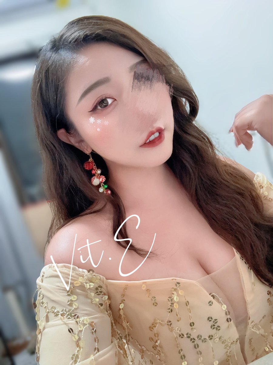 公司聖誕活動的妝造🎄
趴踢一結束就南下找N了(⁎⁍̴̛ᴗ⁍̴̛⁎)

#OL穿著得體的日常 

好喜歡雪花貼紙跟聖誕風耳環
❄️❄️❄️ https://t.co/EP0AUVC264