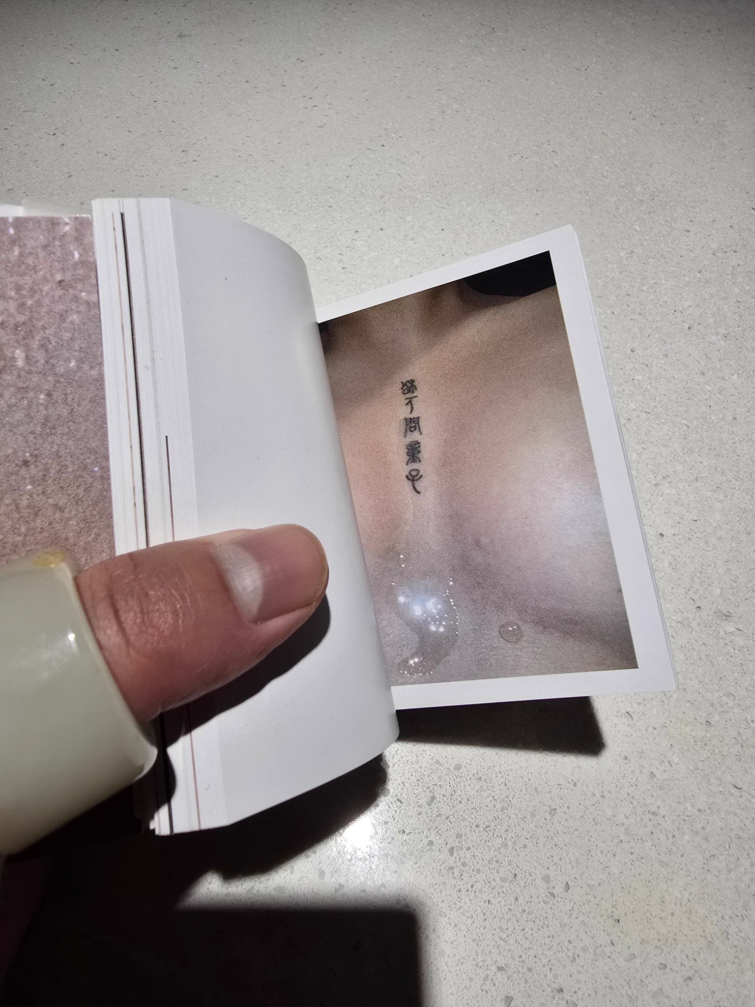 松下問童子
有一本影集《被淹沒的松下問童子》 
她胸口上有一行竪排的紋身 

松
下
問
童
子 

那本影集就是她各種約炮完 
炮友射在她胸上面 
呼滿精液的那行字的
各種局部
各種特寫 
一整本 https://t.co/JJJYlf4PGR