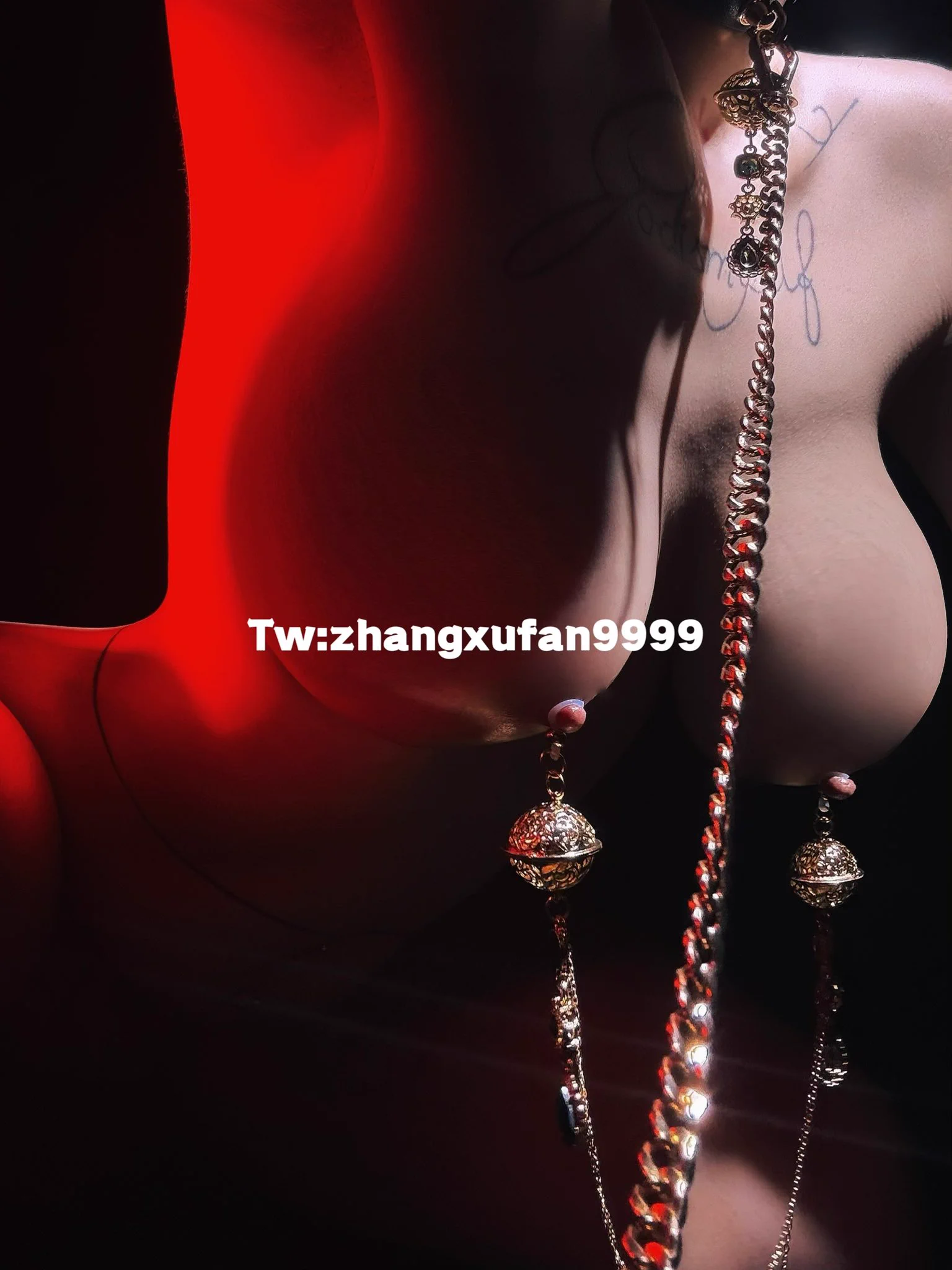 你听，那阵清脆的摇铃。
是权力正在抚摸它唯一的臣民。

乳夹：甜桃puppy二店/流苏铃铛项圈乳夹套装 @ttpuppy01 

@BBBBTTTCC
@Sexytobaby
@SexytoDoll
@SexytoGirl https://t.co/6p5XVgKuvq