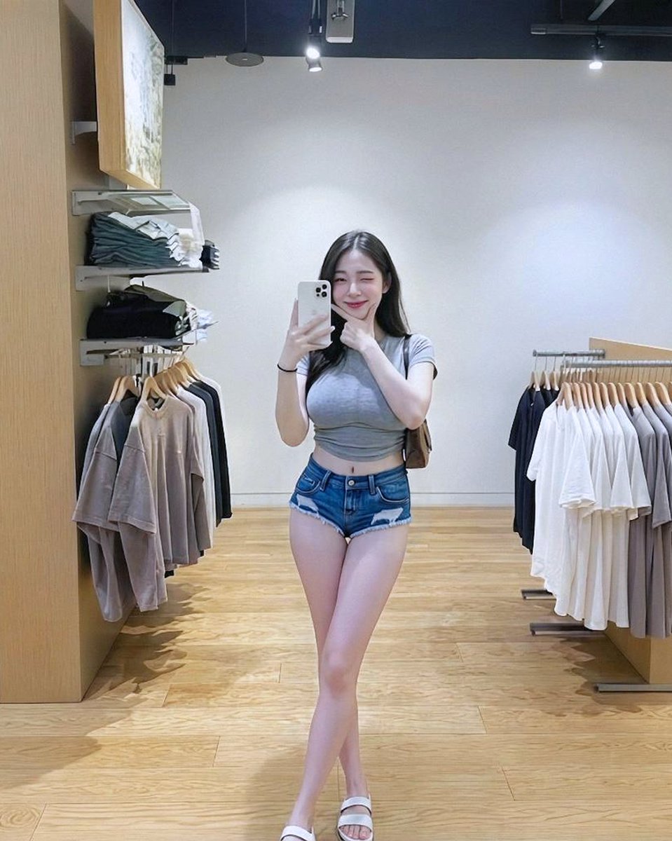 沒想到都快聖誕節了 
天氣竟然還可以這麼熱🤣 https://t.co/5kMZQRDLlR