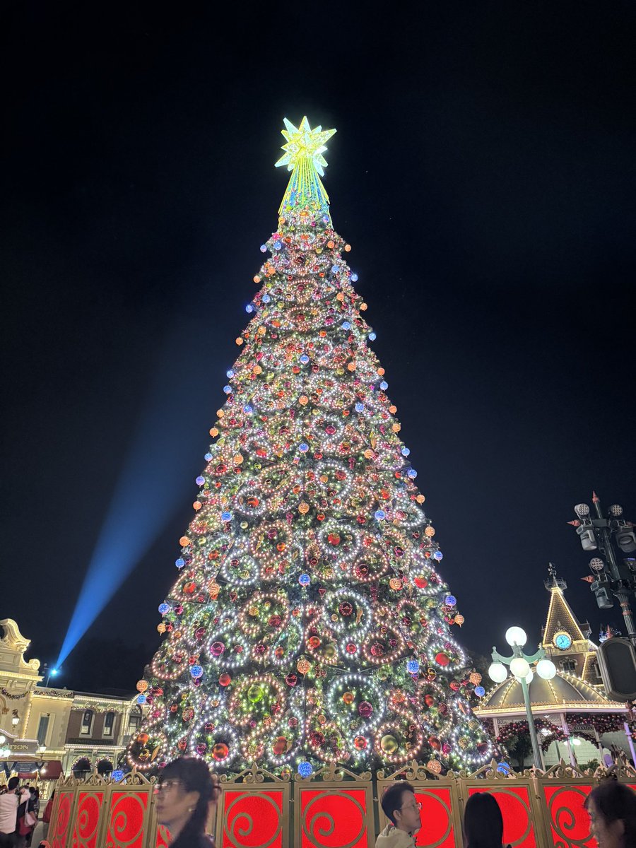 快睡吧，朋友们，明天早上圣诞老人就会一麻袋把你们装到工位上 https://t.co/6jvesLoBSR