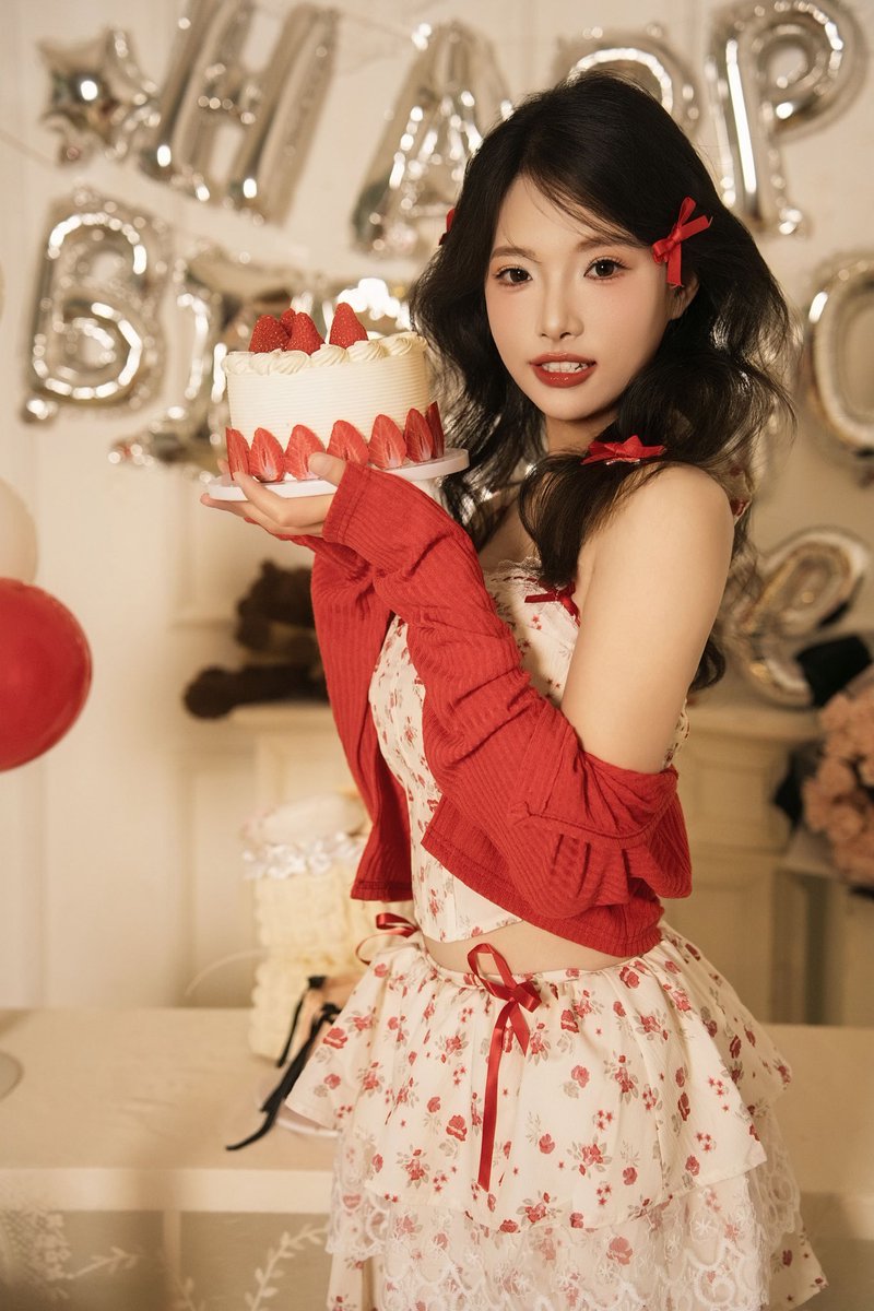 【祝我生日快乐！！！】
铛铛铛！ 今天是我的生日，也是桑桑作为X博主以来的第一次生日！
感谢大家的陪伴，也希望可以收到各位宝子们的祝福~

＊本寿星斥巨资（并踩遍雷坑）拍摄了人生首套私房写真！，第一次嘛，过程一言难进，此帖子展开后面有完整版长文
----《桑桑被色批摄影师无情拿捏》----

这次的写真集会作为新的图包福利回馈给大家！！ 
＊＊＊写真福利：
〖数量〗：110多张
〖类型〗：三套风格（清纯，御姐， 可爱），外加额外的超大尺度的私房照
〖内容〗：22张店家精修的图片，剩下的90张是拍了但是不精修也不给我的生图
〖个人感受〗：整体是踩雷了
＊＊＊获取方式：
福利价 > 18 (付大于18任意金额即可解锁，上不封顶，喜欢桑桑的宝子可以根据心情多多发挥哦)
【方式一】：扫评论区赞赏码，或者移步@x_fcsangsang置顶帖子的赞赏码，备注你的邮箱哦
【方式二】：在x给我发私信，发口令红包+你的邮箱
【方式三】：如果你不方便使用邮箱，可以把口令红包或者支付截图直接私信给我，我会回复你
【方式四(免费)】：在此帖子的评论区回复任意祝福类评论，桑桑会抽取15个幸运的宝子，免费送给你福利

此帖子处于置顶期间代表此福利有效，感谢你的支持，爱你，比心，ღ( ´･ᴗ･` )
《桑桑被色批摄影师无情拿捏》 - 完整版
本来的我拍摄内容只选定了三套风格，就是前面提到的清纯，御姐，可爱。
在拍第二套御姐风格的时候，当时的那个衣服算得上稍微性感一些但是我个人感觉还算正常，这个时候摄影师突然问我是否想拍一些私房照，我由于是第一次拍照本身就比较迷糊，外加觉得当前这套御姐风的确实不太够性感，就脑子一热就答应了他的要求。
然后他就给我领到了一个特别私密的房间内，就类似一个酒店的房间，就我和他俩人(虽然进这个房间之前的拍摄也是就我俩人，但是毕竟是在那种开阔的布景里，也有其他的女生在拍摄，大家彼此互相都能感知到)，但是进了这个房间就瞬间隐蔽下来了，当时我就感觉不太对劲，房间里主要就是一张床，床上有一床肉色的类似网一样的盖的东西(具体的可以在最后的照片中看到)。
 我这时还是处于懵逼的状态，此时他让我把衣服全脱了，我也鬼使神差的照做了，其实本身就只穿了一件黑色的长裙，脱完以后浑身上下就剩下一对乳贴和一件内裤(内裤有3分之2还是纯透明的，屁股部分全透明)。
就在这样的状态下，配合他的要求摆弄了一些姿势，大部分产出的照片我的下半身都盖着那个类似网一样的东西来作一些些遮挡，但是上半身其实是暴露无遗的，期间有些姿势不符合他的预期，他也会以摆pose的名义和我产生一些肢体接触，不过还好都不是敏感部位。他拍的热火朝天，我慌到没有知觉，只是麻木的配合他的各种要求。
突然在这个状态拍了一些照片之后，他又提出要求，【能把乳贴去掉吗？】，那一刻我的大脑突然惊醒并且本能的拒绝，我才反应过来这已经超过了正常拍摄的界限，我明确表示拒绝他的要求后又明确提出就先拍到这里吧，他也不敢强求什么，我便赶快穿上衣服出去，这场本不该出现的“私房拍摄”才得以结束。
出来后的我，由于要继续赶下一套拍摄，换衣服化妆什么的，当时没有来得及过多的思考，只是感觉当时心很慌，也不知道在慌什么。等到整个流程拍完，我回到家里，才反应过来，应该是被套路了，所谓多拍的那些私房照，其实对我没有任何意义，因为我如果想带走这些照片，就得额外加钱，但是这些照片拍的我本身又不喜欢，我如果多选照片，加钱，他们赚钱；我如果不多选照片，等于脱光了被人白占便宜。
最后的最后这些照片我也没有选，后知后觉但是也为时已晚，就当是第一次线下拍摄踩的坑吧，我自己确实也没有货比三家，选的这一家目前看来是非常坑的，最终产出的照片质量也不是很高，整体让我比较失望，把这段经历分享给大家。

万事皆随风而过吧，在我心里不留痕迹~