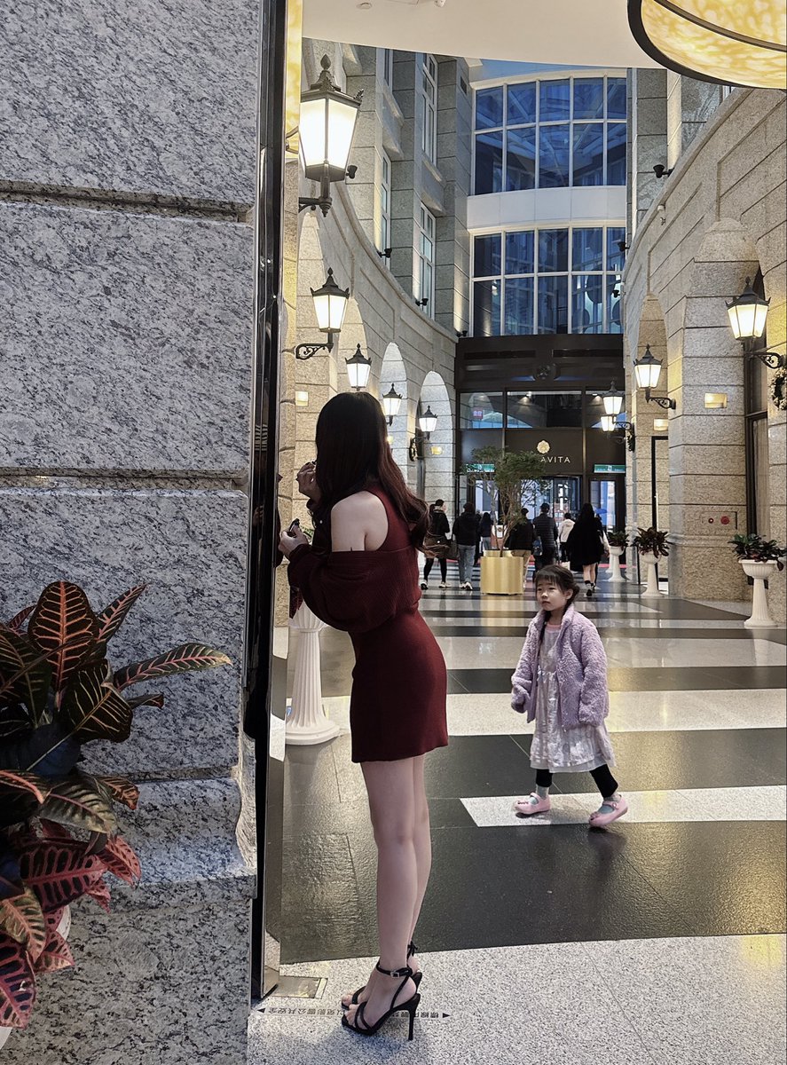 聖誕走走🎄
為什麼經過的妹妹要一直盯著我😳？？ https://t.co/t4NiQbV87h